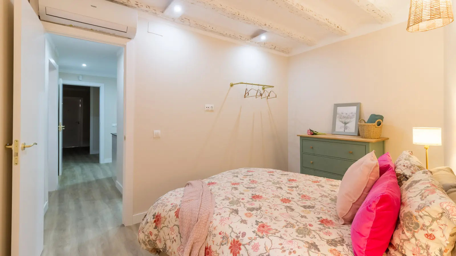 Piso de 2 dormitorios amueblado en Ciutat Vella, 63 m² · 3