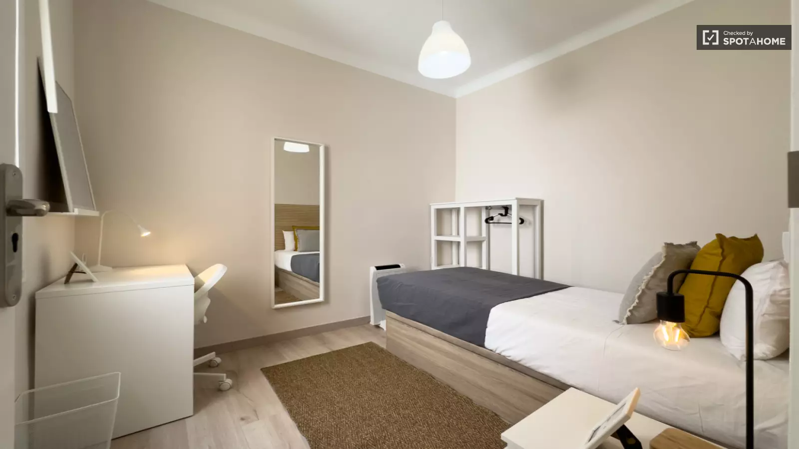 Habitación amueblada en piso compartido de 6 personas en Gràcia · 2