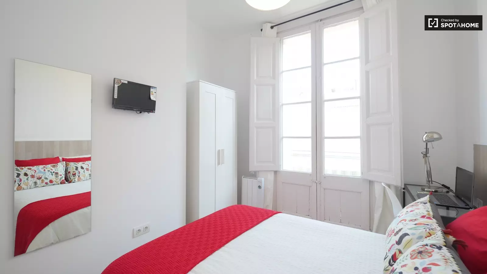 Habitación amueblada en piso compartido de 6 personas en Gràcia · 2