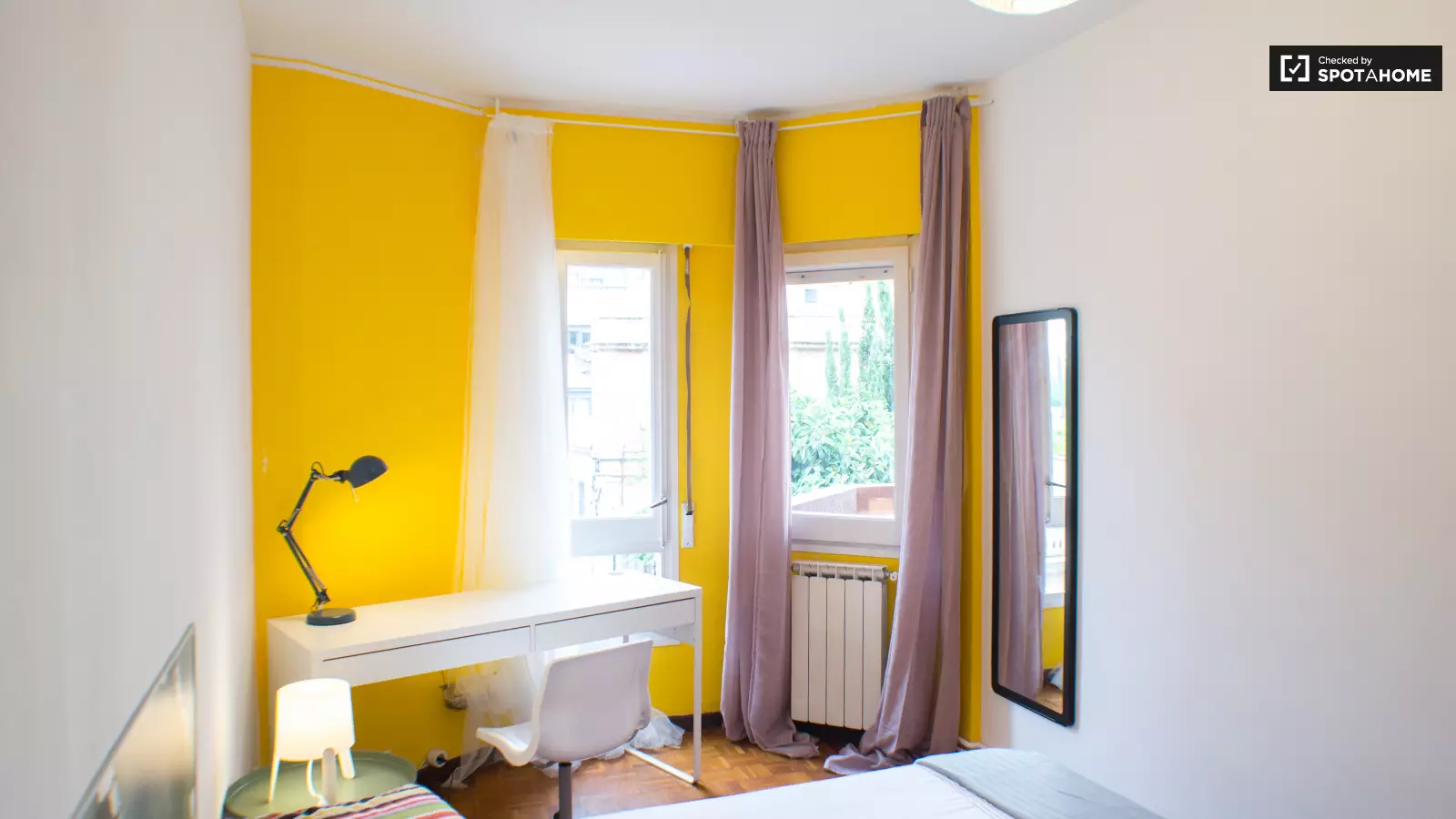 Habitación amueblada en piso compartido en Gràcia · 2