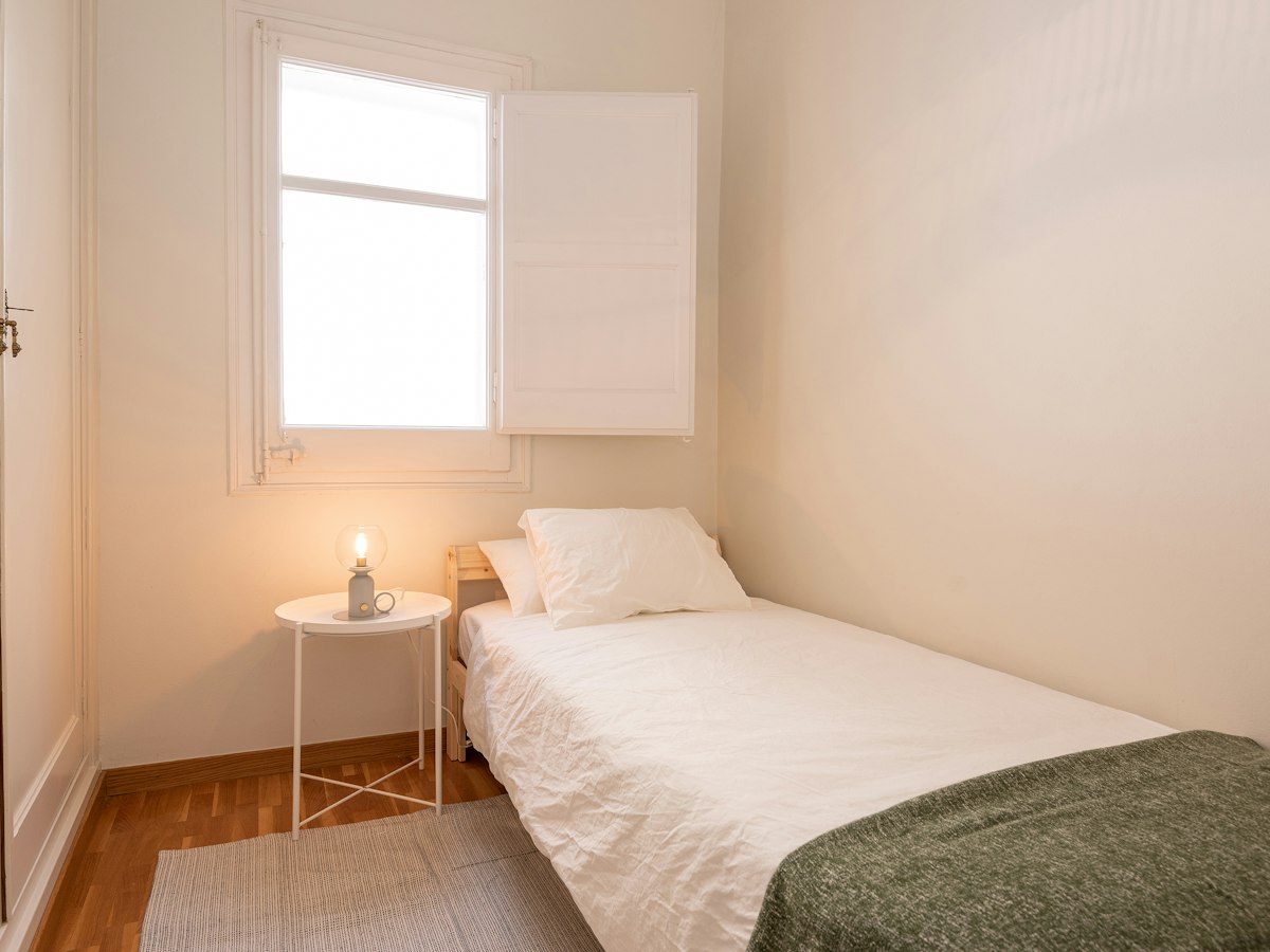 Furnished room in a 7-person shared flat in Sarrià–Sant Gervasi · 2