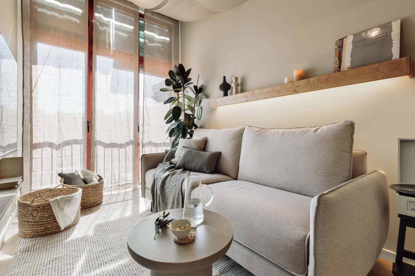 Furnished 2-bedroom flat in Eixample, 65 m² · 2