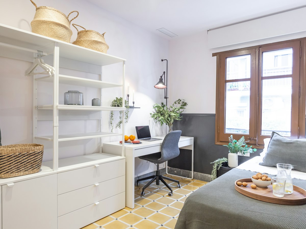 Habitación amueblada en piso compartido de 16 personas en Gràcia · 2