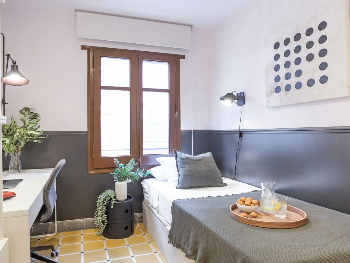 Habitación amueblada en piso compartido de 16 personas en Gràcia · 3