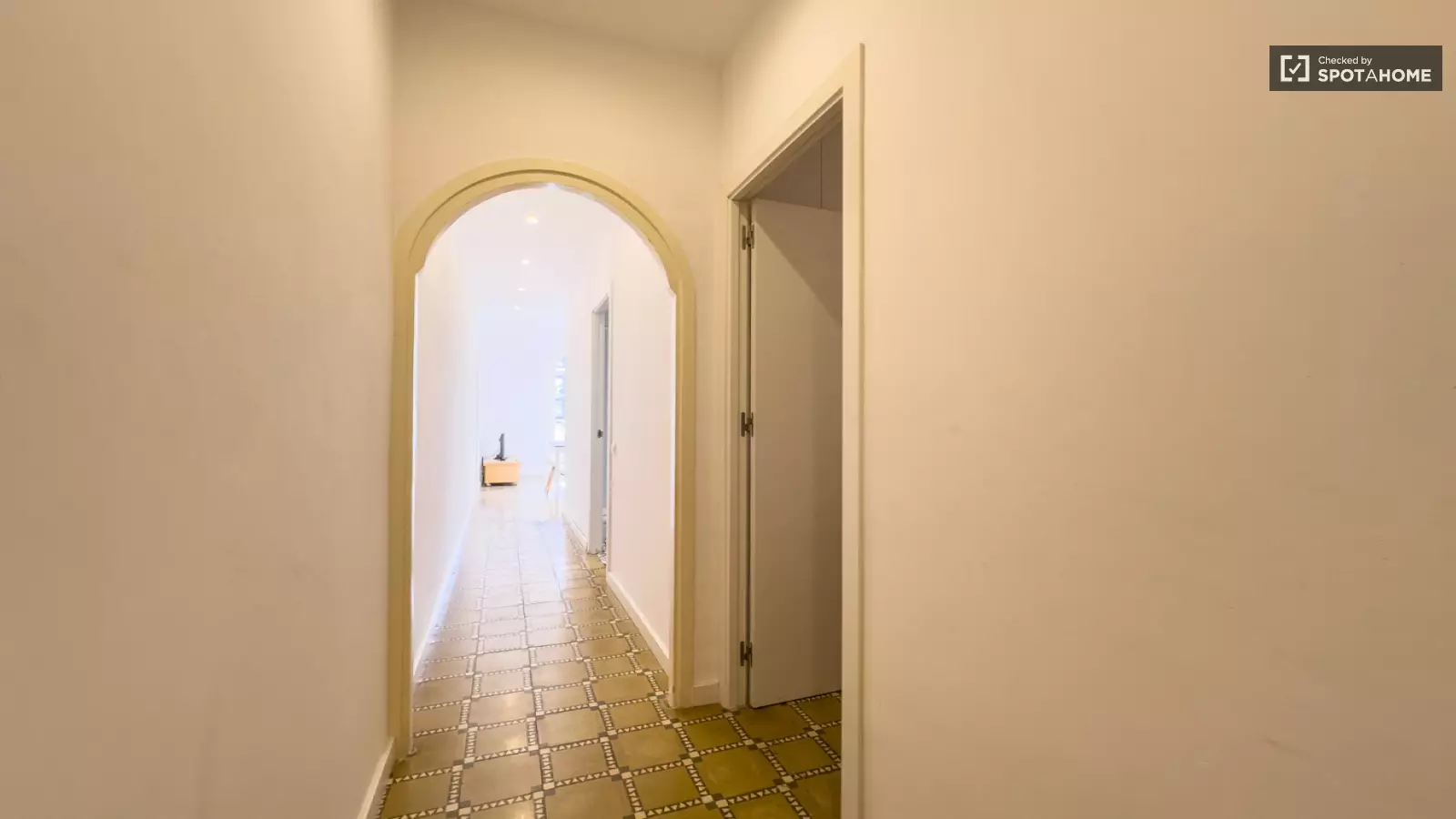 Furnished 2-bedroom flat in Eixample, 65 m² · 2