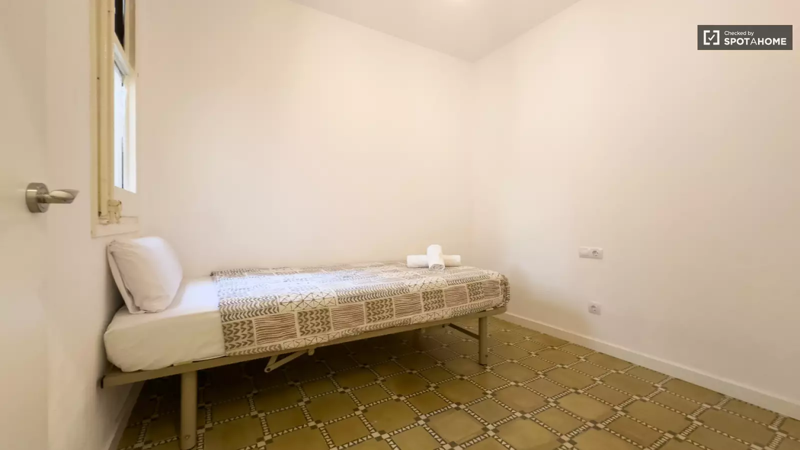 Furnished 2-bedroom flat in Eixample, 65 m² · 4