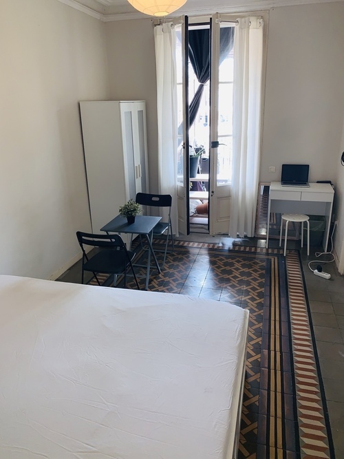 Habitación en piso compartido de 3 personas en Eixample · 3