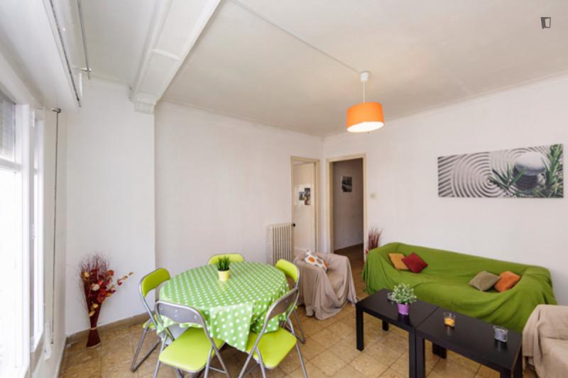 Habitación amueblada en piso compartido de 5 personas en Sarrià–Sant Gervasi · 3