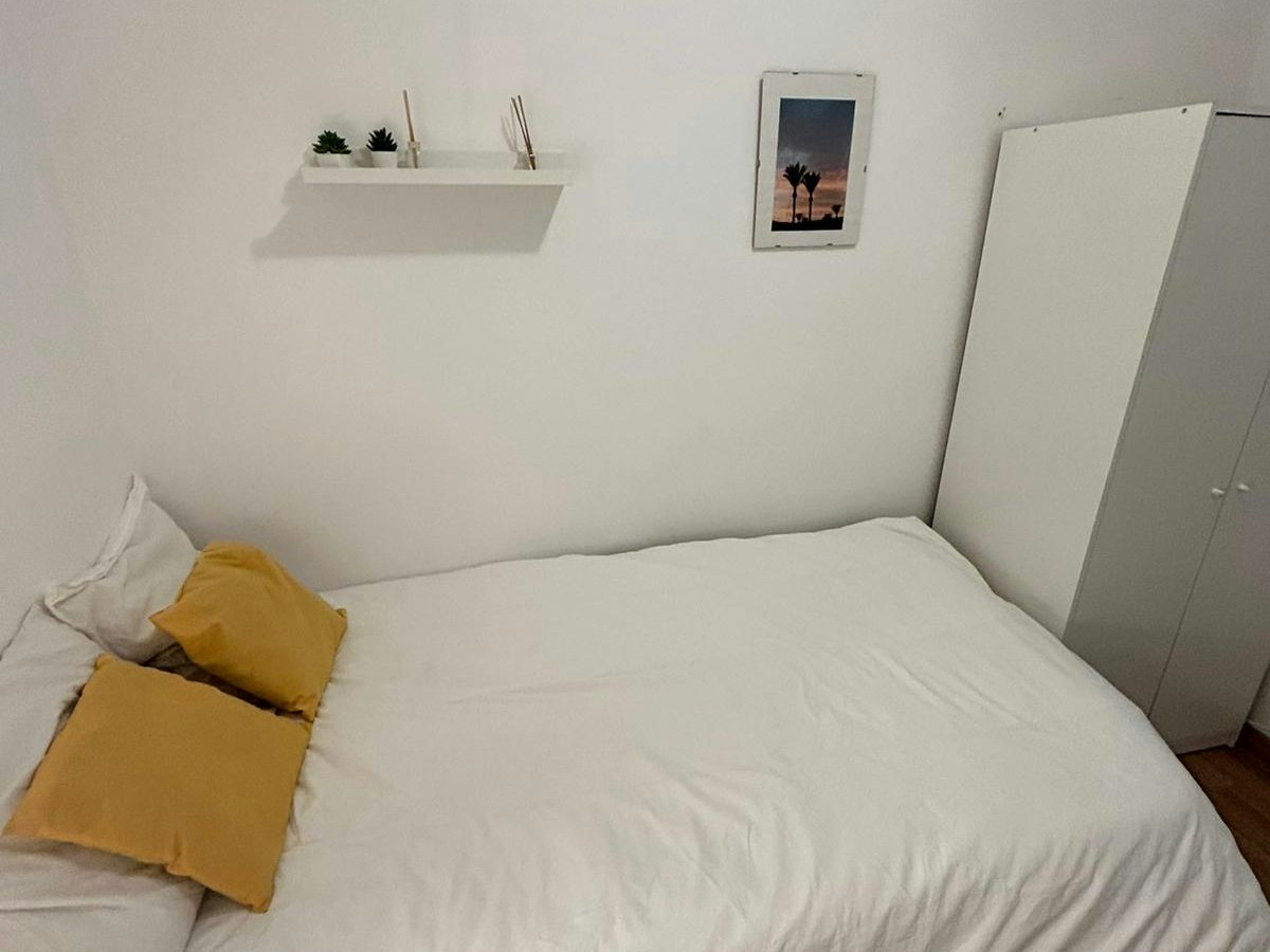 Habitación amueblada en piso compartido de 5 personas en Eixample · 2
