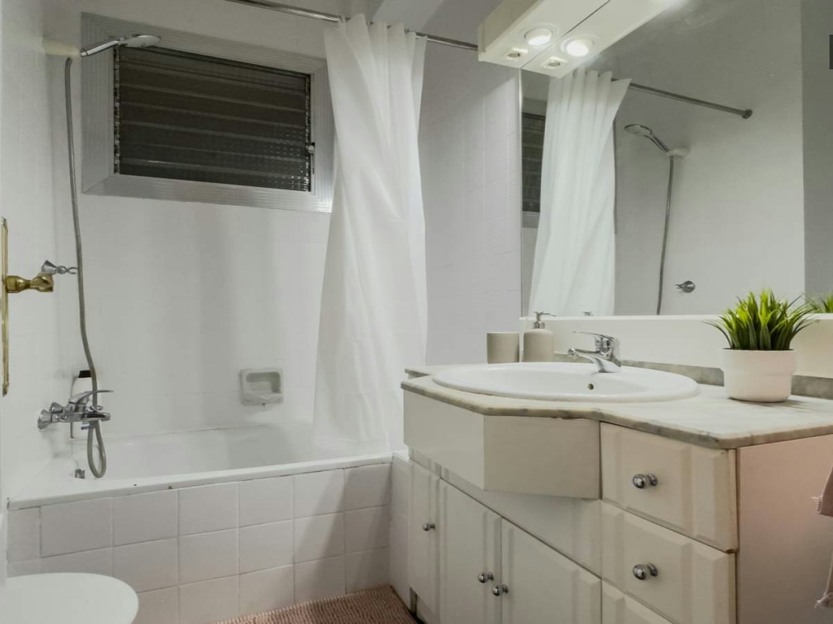 Habitación amueblada en piso compartido de 5 personas en Eixample · 3