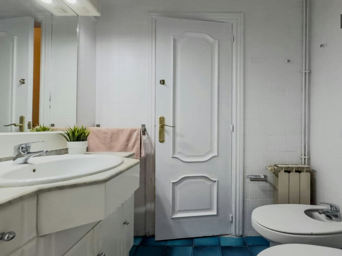 Habitación amueblada en piso compartido de 5 personas en Eixample · 4