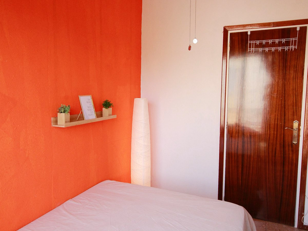 Habitación amueblada en piso compartido de 5 personas en Eixample · 2