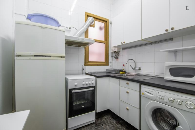 Habitación amueblada en piso compartido de 4 personas en Gràcia · 3