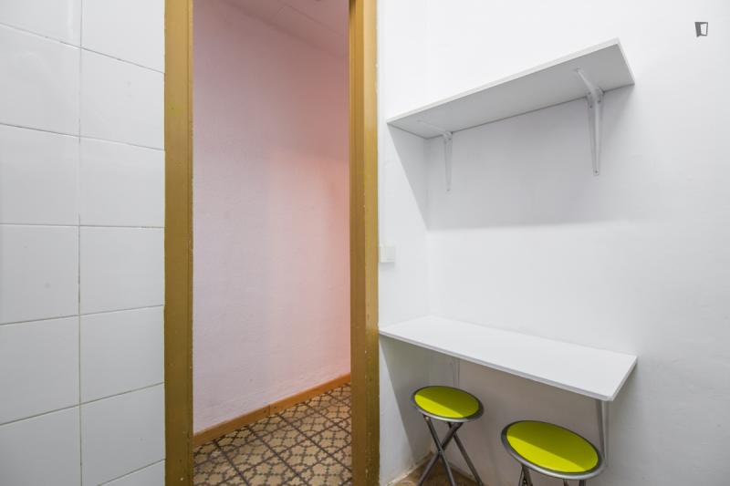 Habitación amueblada en piso compartido de 4 personas en Gràcia · 4