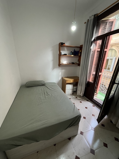 Room in a 4-person shared flat in Ciutat Vella · 2