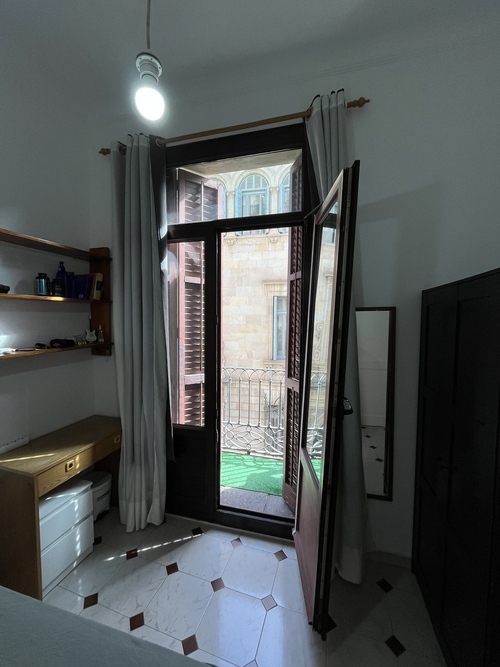 Room in a 4-person shared flat in Ciutat Vella · 3