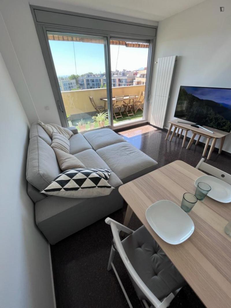 Furnished room in a 2-person shared flat in Ciutat Vella · 3