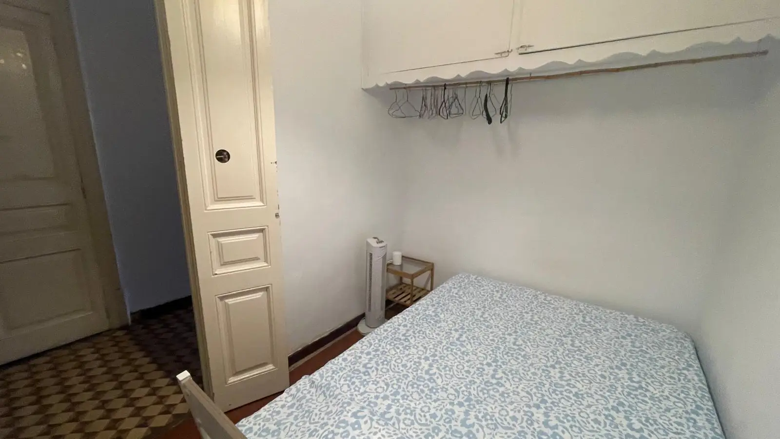 Habitación amueblada en piso compartido de 5 personas en Eixample · 2