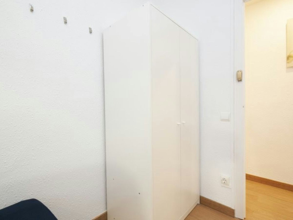 Furnished room in a 4-person shared flat in L'Hospitalet · 3