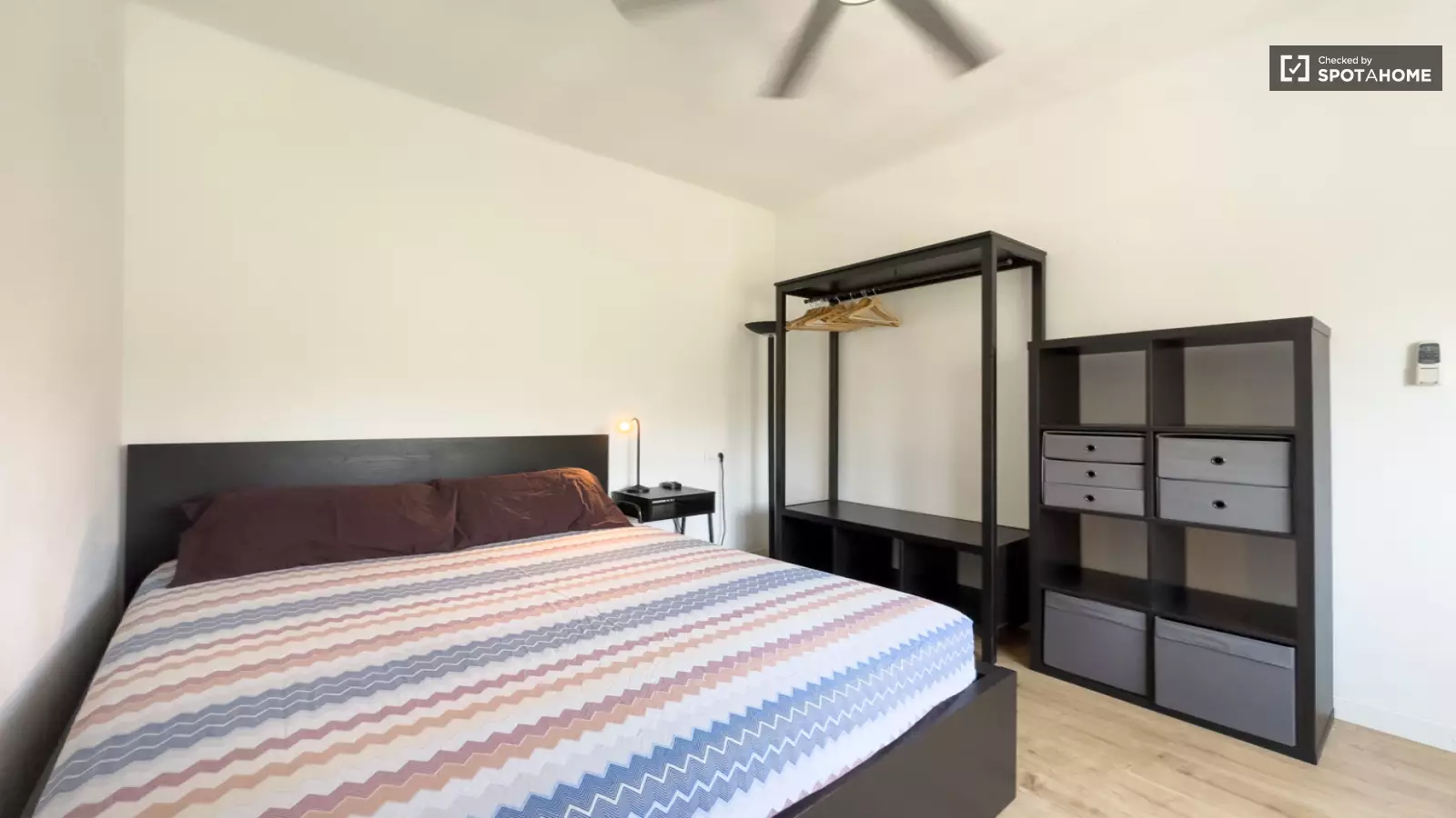 Furnished room in a 3-person shared flat in Gràcia · 2