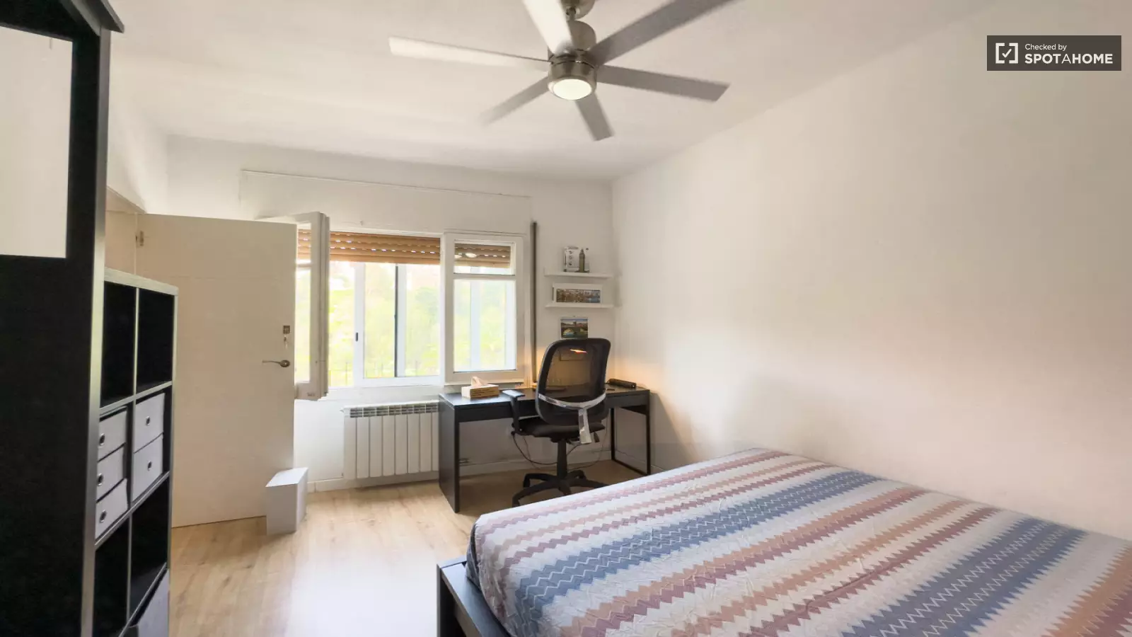 Furnished room in a 3-person shared flat in Gràcia · 3