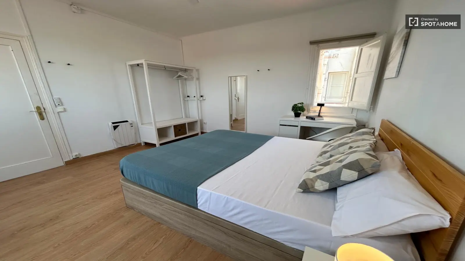 Furnished room in a shared flat in L'Hospitalet · 3