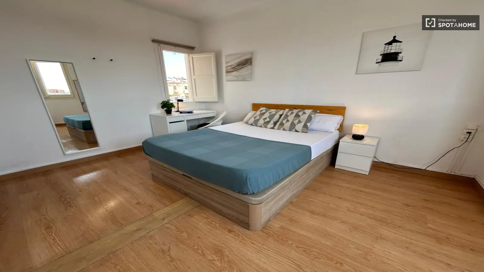 Furnished room in a shared flat in L'Hospitalet · 4