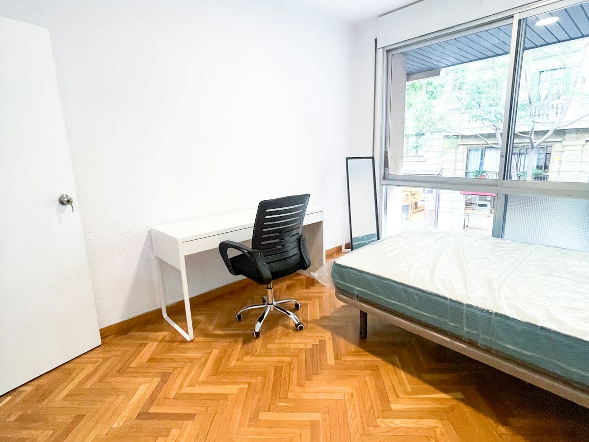 Habitación amueblada en piso compartido de 6 personas en Sarrià–Sant Gervasi · 3
