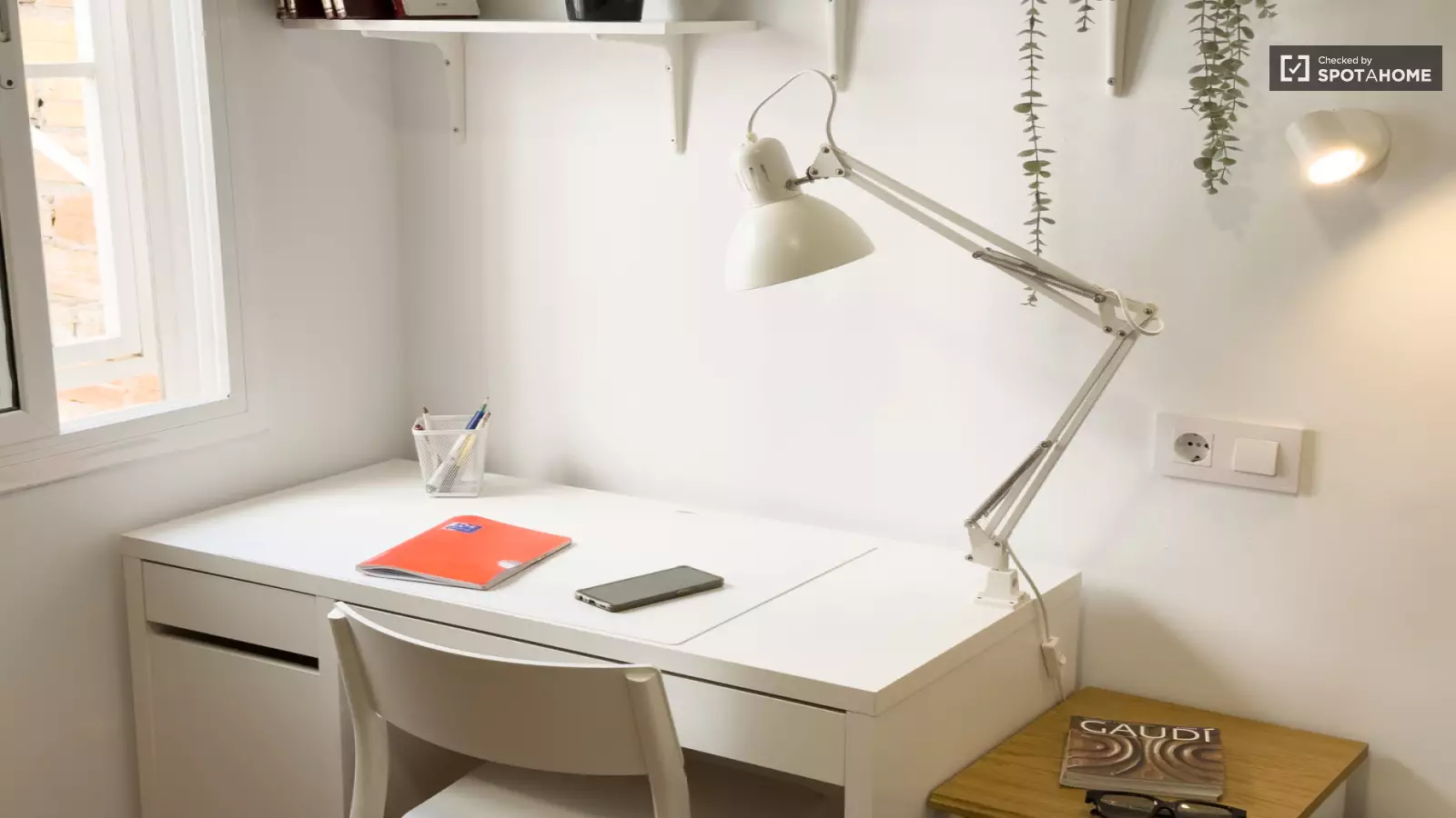 Furnished room in a shared flat in L'Hospitalet · 3