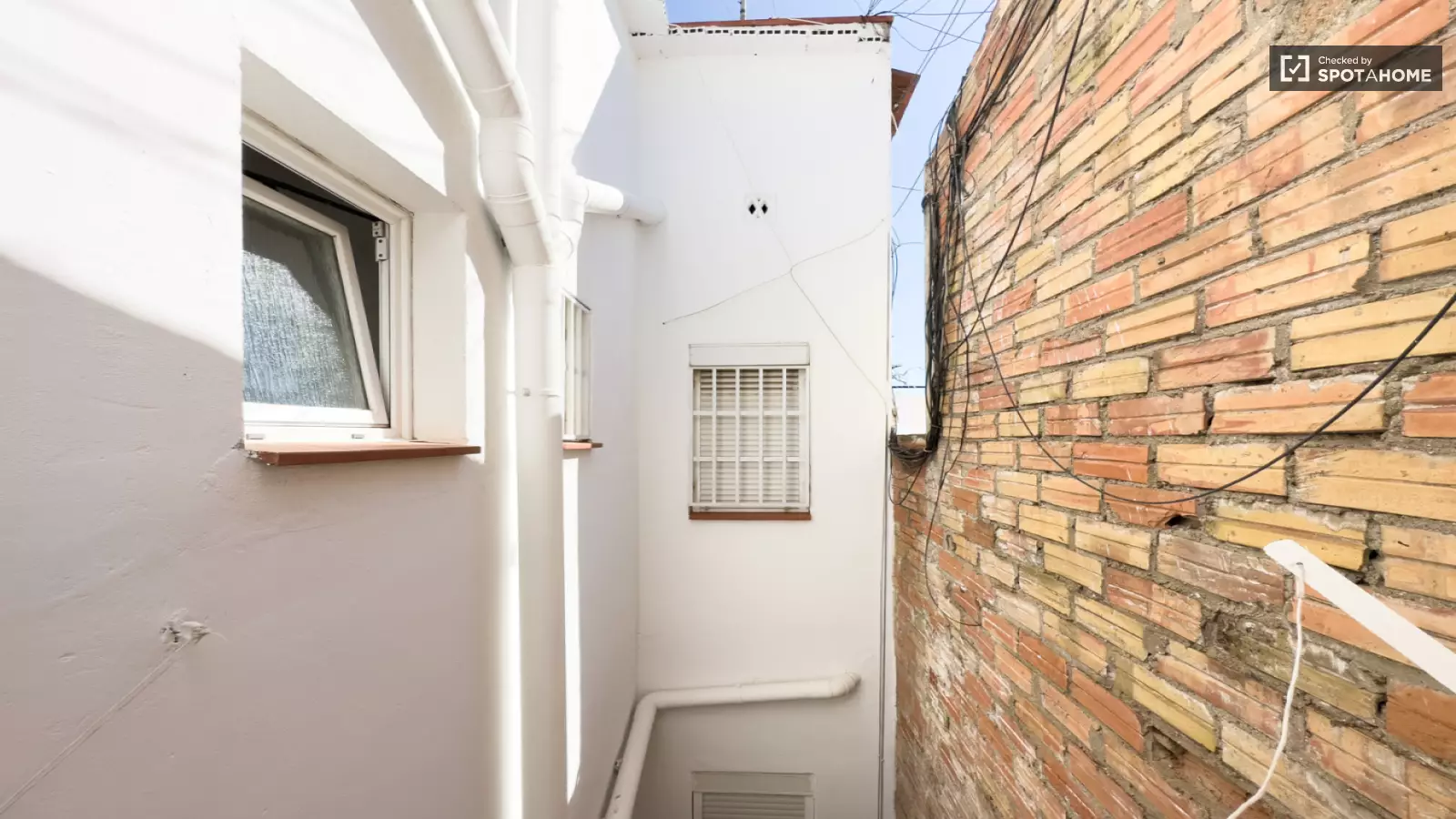 Furnished room in a shared flat in L'Hospitalet · 4