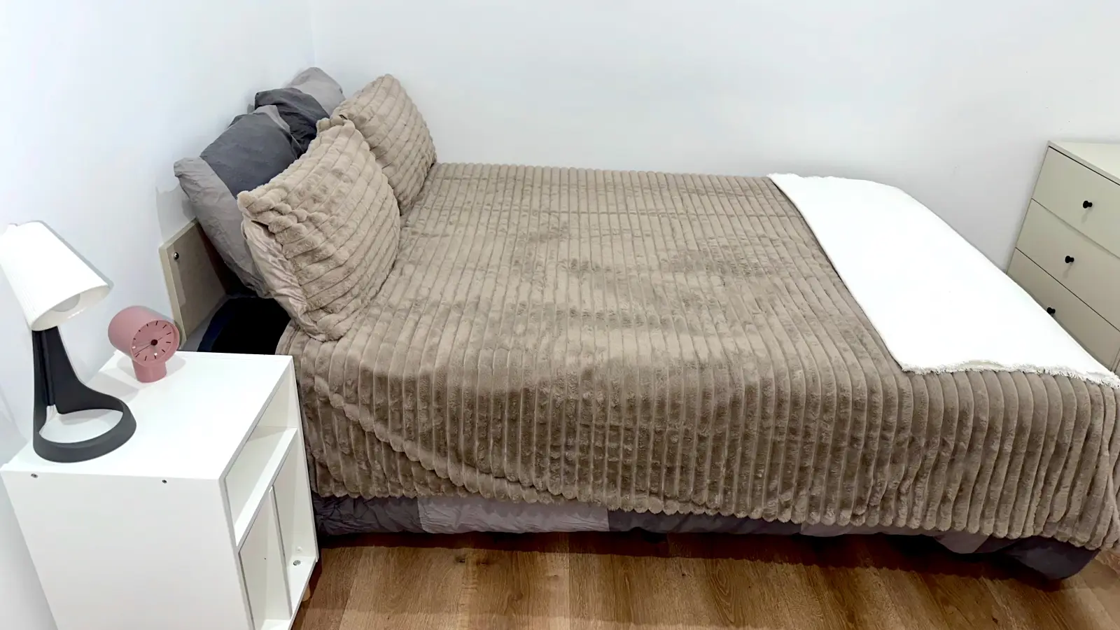 Furnished room in a 5-person shared flat in Ciutat Vella · 3