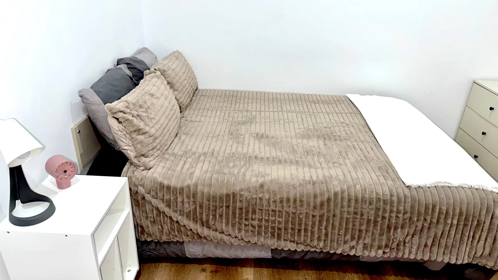 Furnished room in a 5-person shared flat in Ciutat Vella · 4