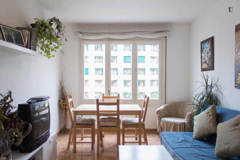 Habitación amueblada en piso compartido de 3 personas en Gràcia · 2