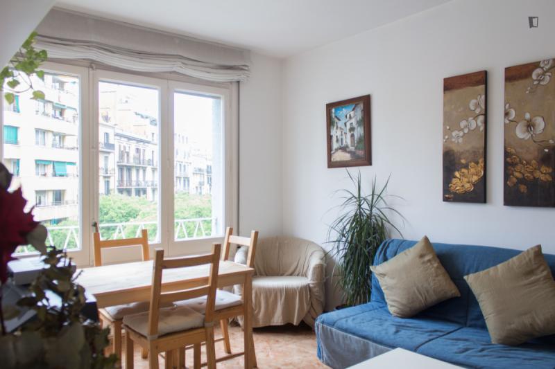Habitación amueblada en piso compartido de 3 personas en Gràcia · 3