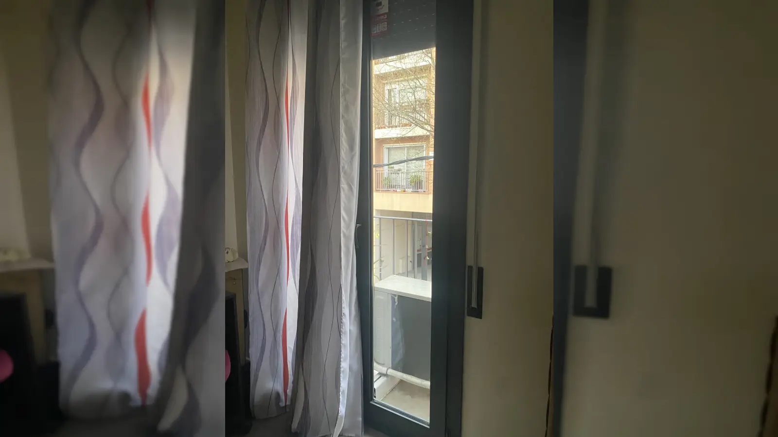 Furnished room in a 3-person shared flat in Barcelona · 3