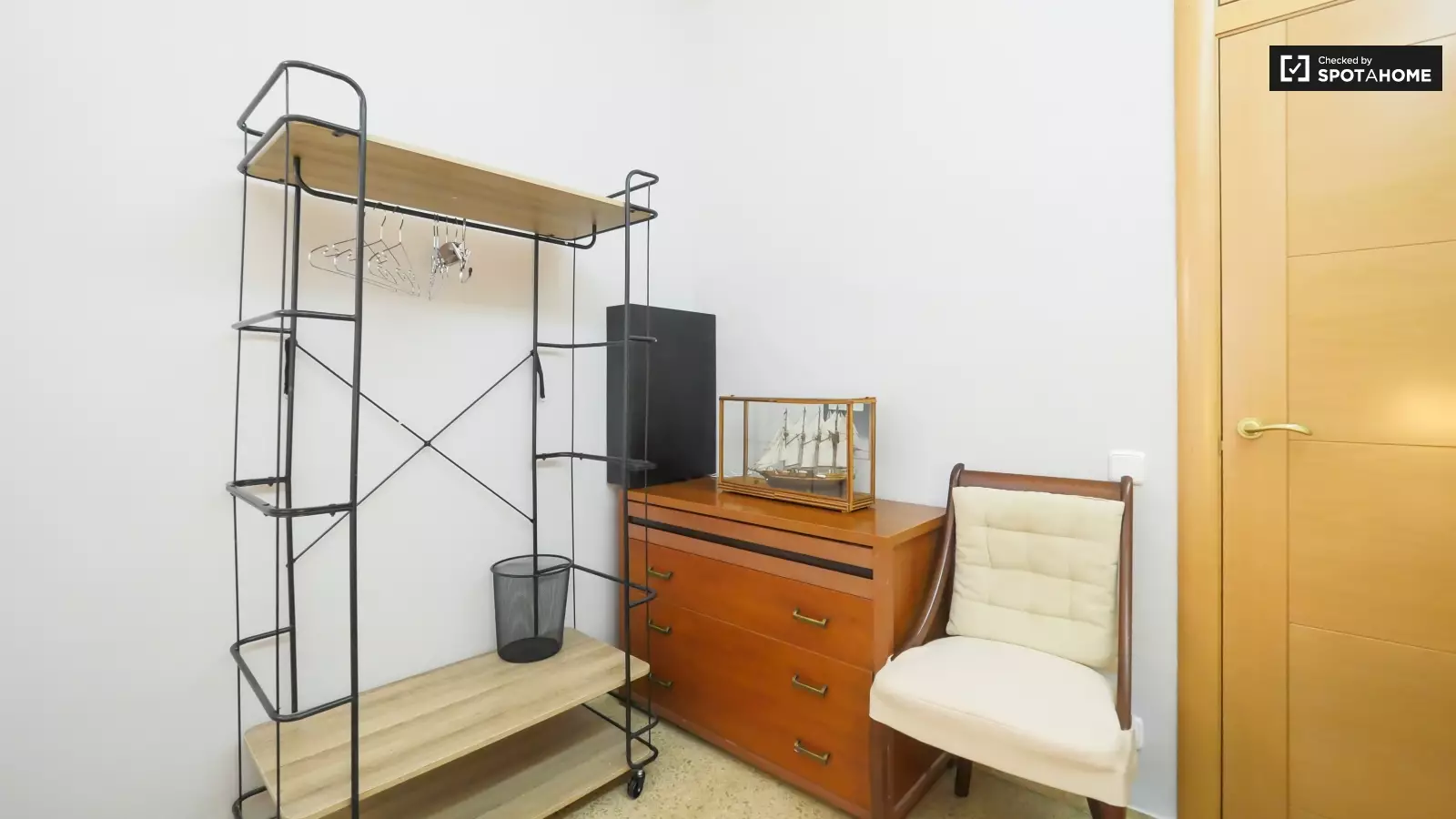 Habitación amueblada en piso compartido de 4 personas en Gràcia · 3