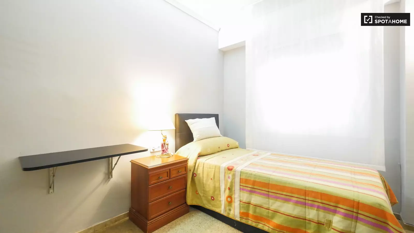 Habitación amueblada en piso compartido de 4 personas en Gràcia · 4
