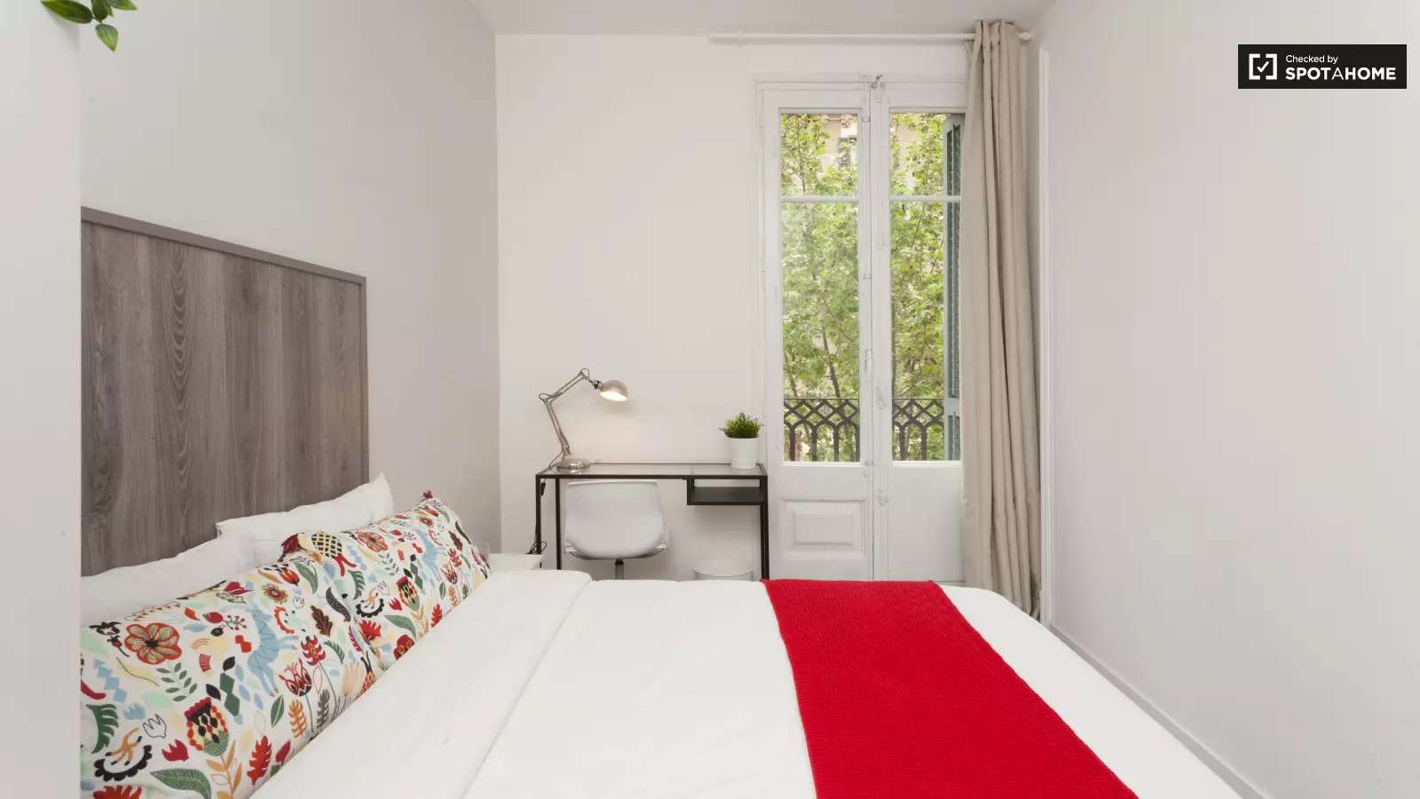 Habitación amueblada en piso compartido de 6 personas en Ciutat Vella · 2