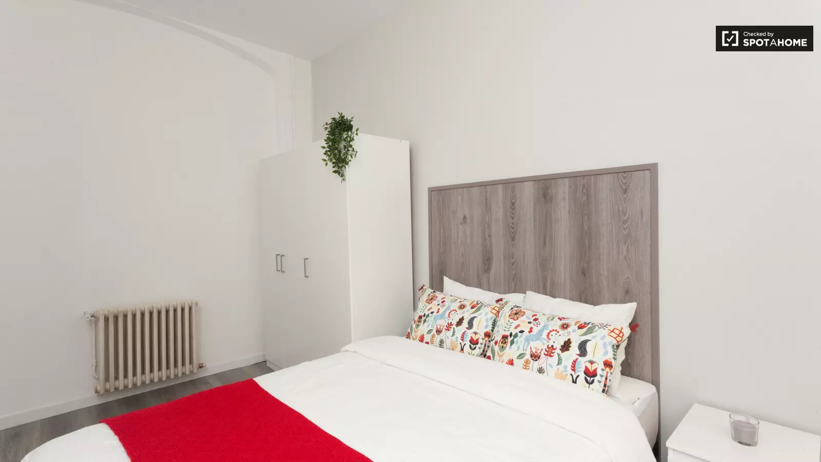 Habitación amueblada en piso compartido de 6 personas en Ciutat Vella · 3
