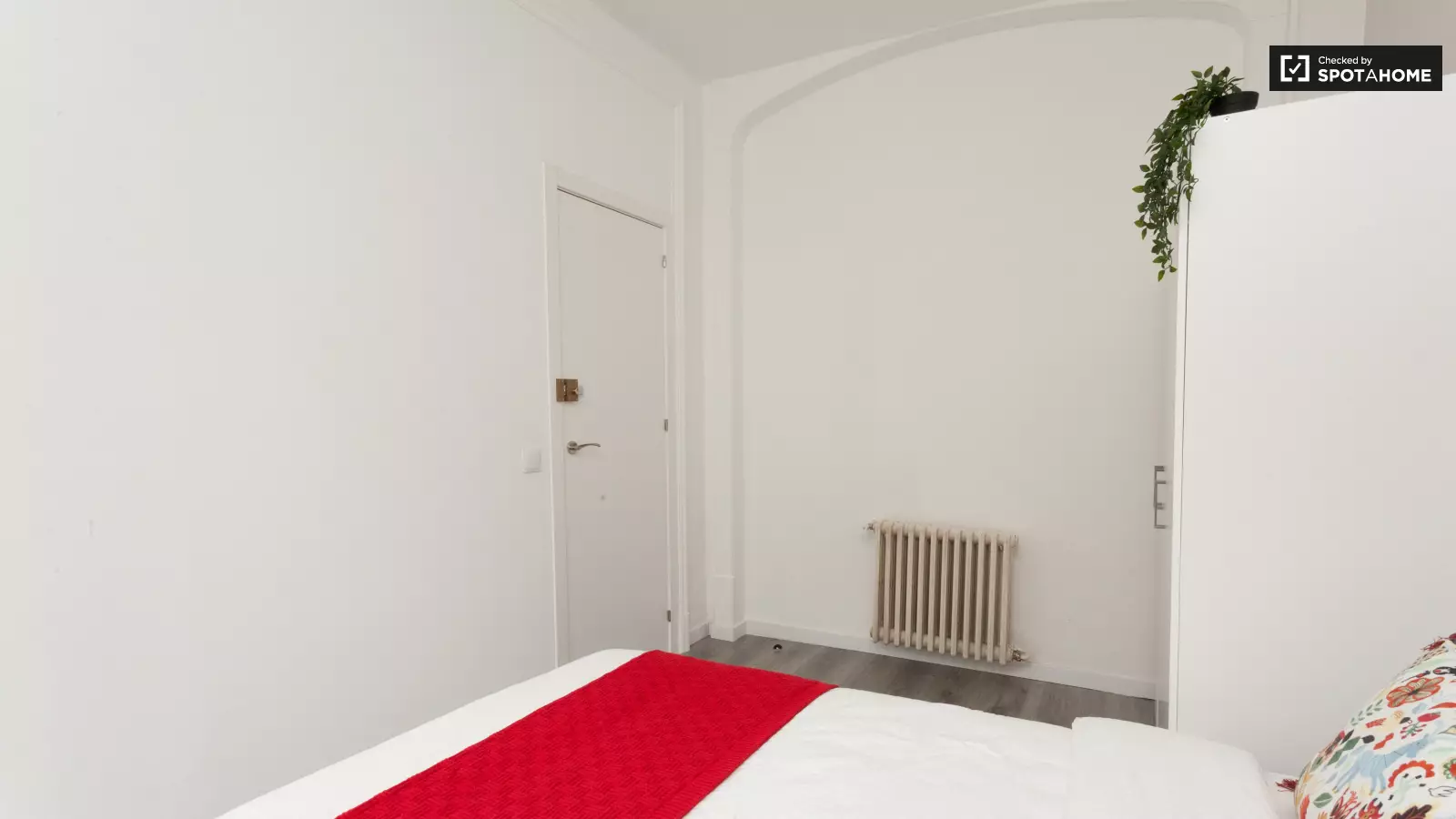 Habitación amueblada en piso compartido de 6 personas en Ciutat Vella · 4