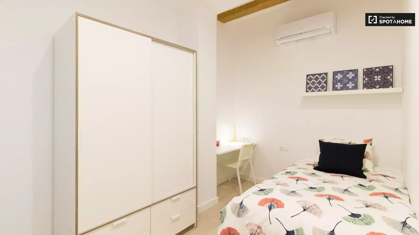 Furnished room in a 4-person shared flat in Ciutat Vella · 2
