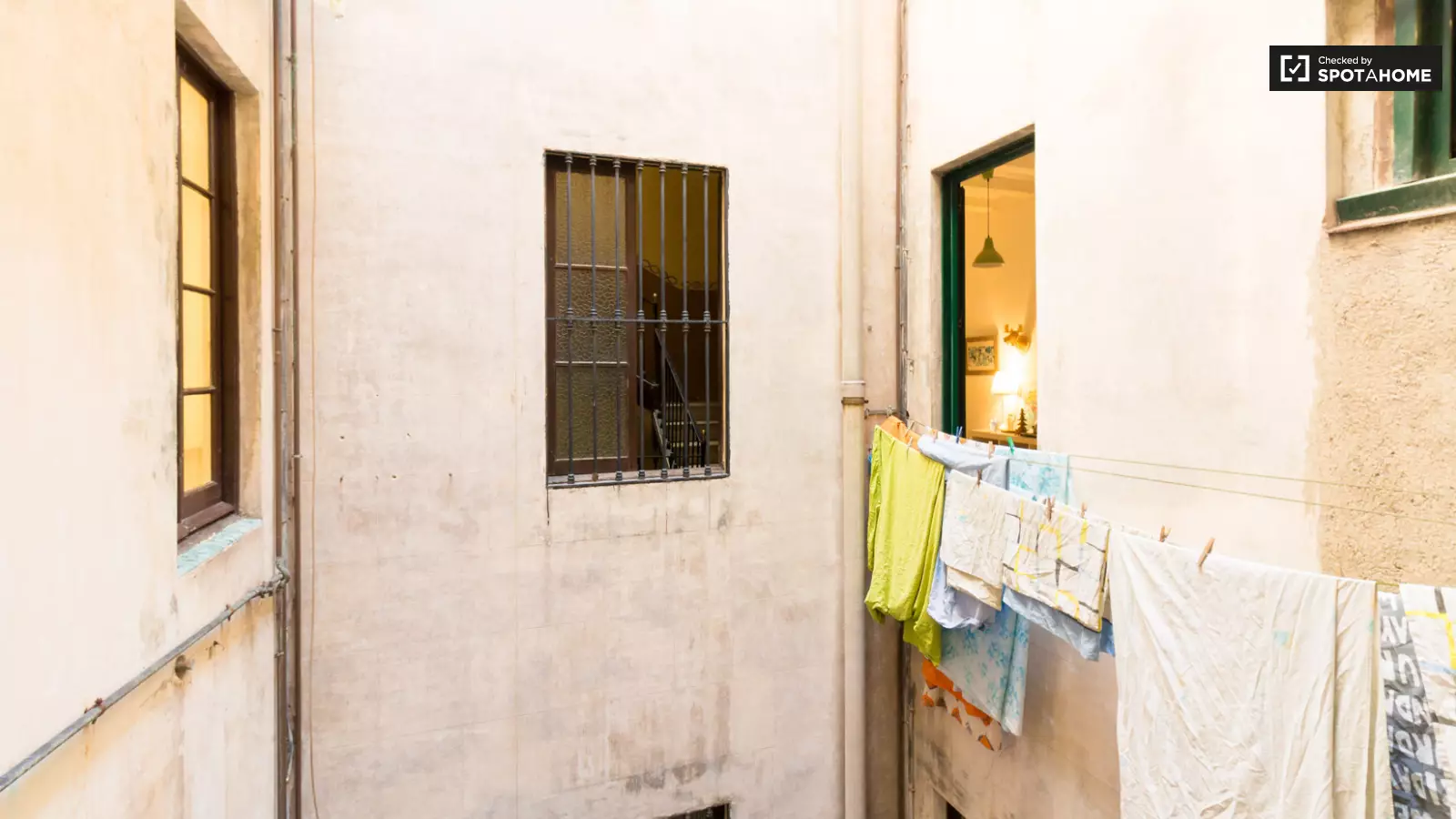 Furnished room in a 4-person shared flat in Ciutat Vella · 3