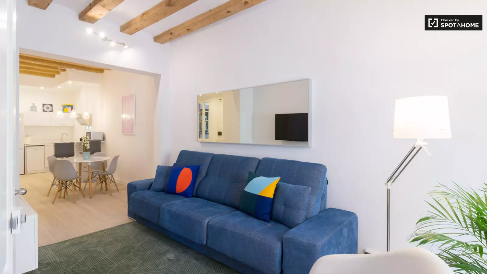 Furnished room in a 4-person shared flat in Ciutat Vella · 4