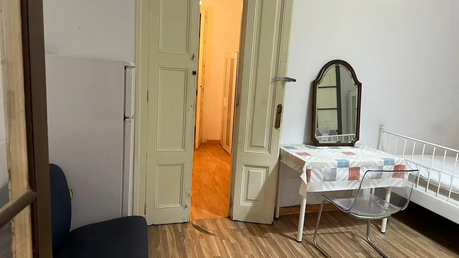 Furnished room in a shared flat in Ciutat Vella · 3