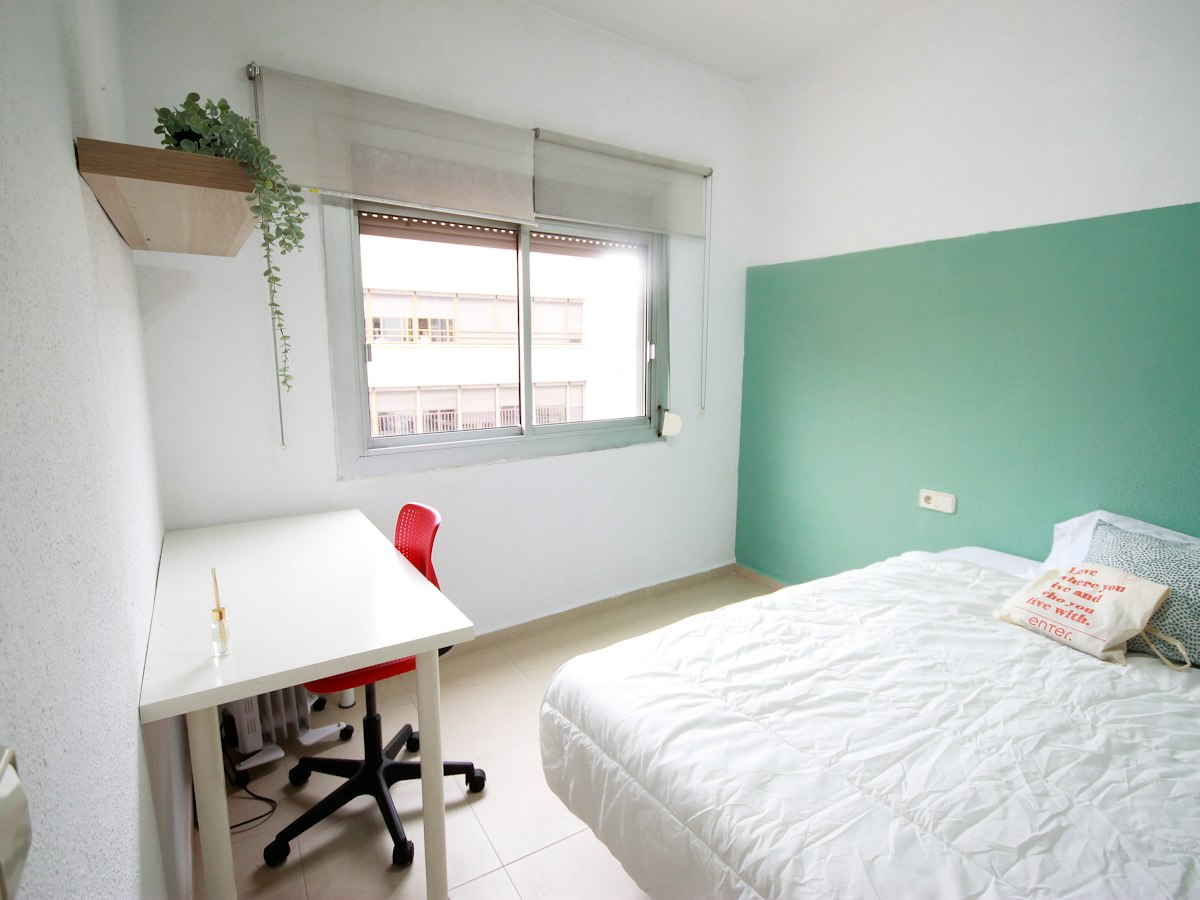Furnished room in a 4-person shared flat in Sants-Montjuïc · 2