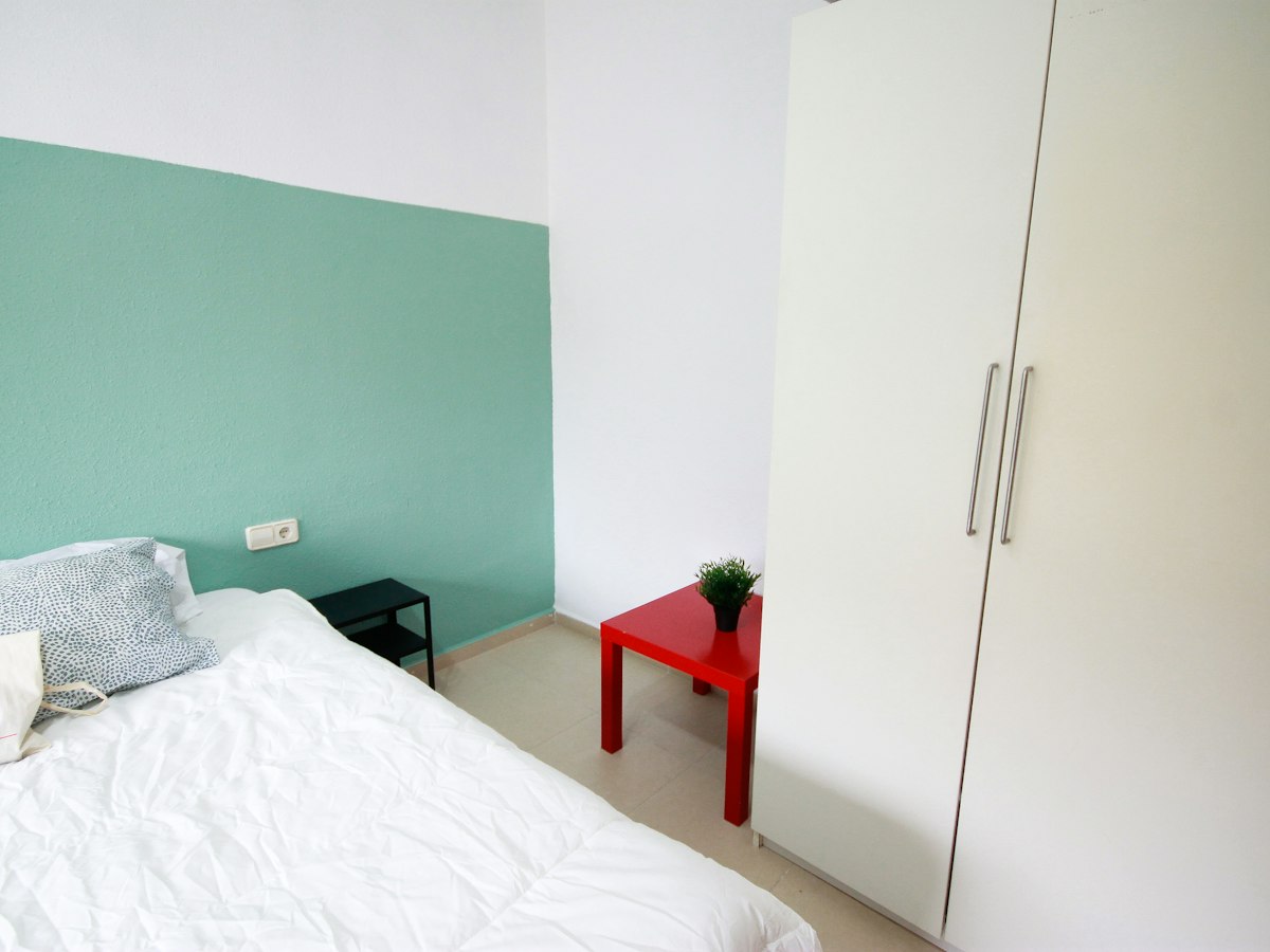 Furnished room in a 4-person shared flat in Sants-Montjuïc · 3