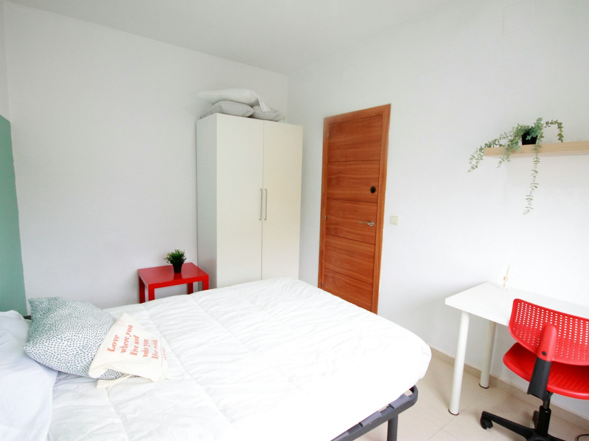 Furnished room in a 4-person shared flat in Sants-Montjuïc · 4