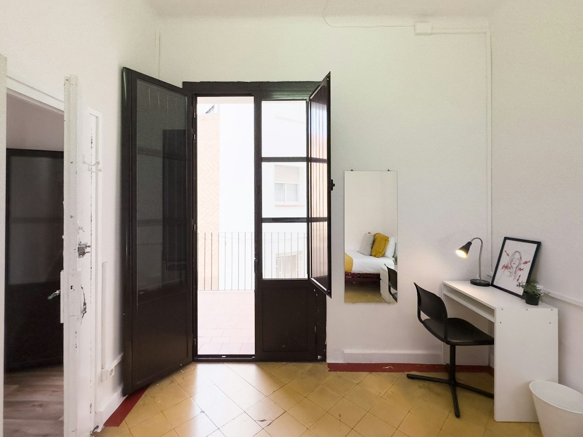 Furnished room in a 5-person shared flat in Ciutat Vella · 3