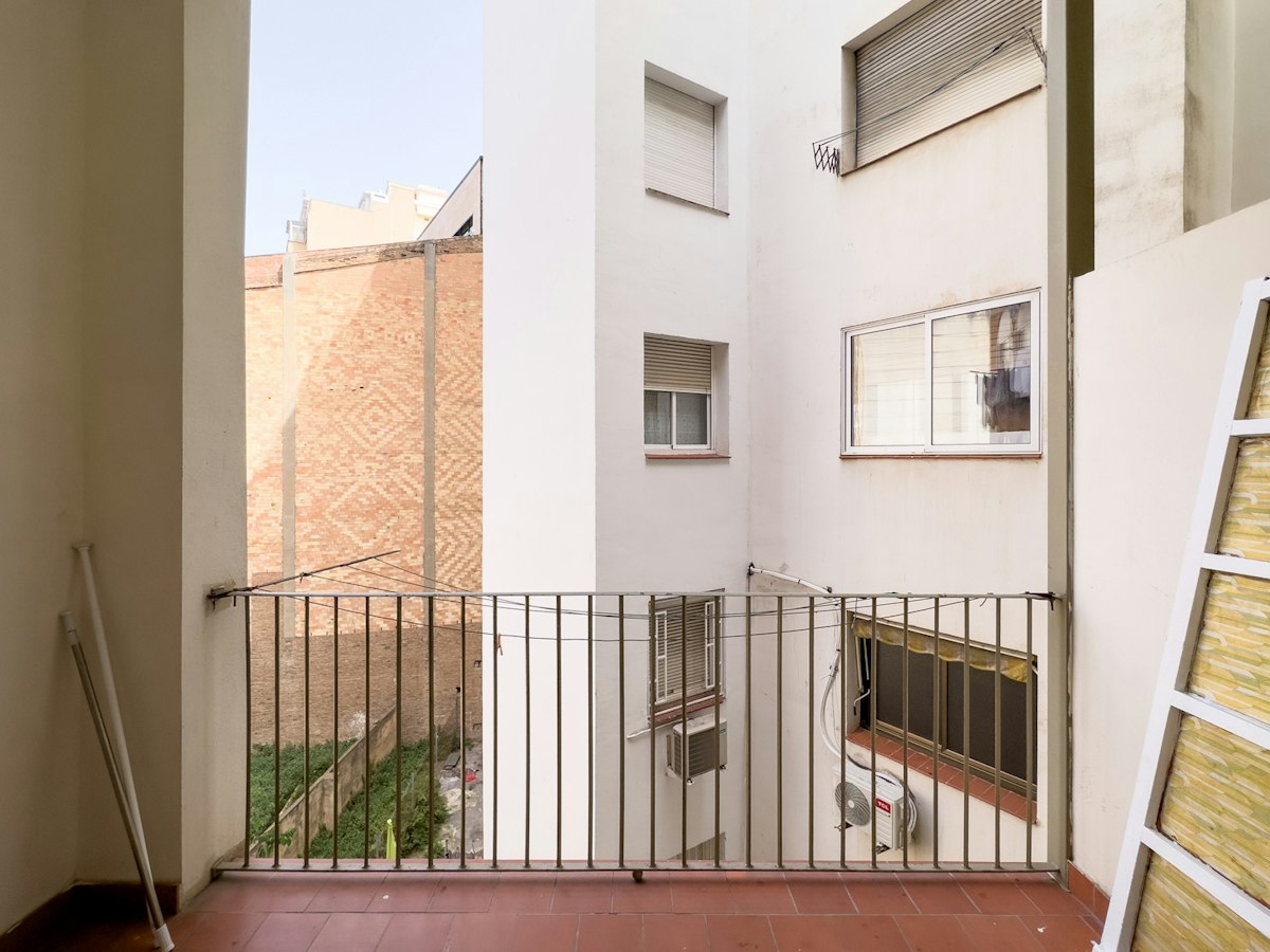 Furnished room in a 5-person shared flat in Ciutat Vella · 4