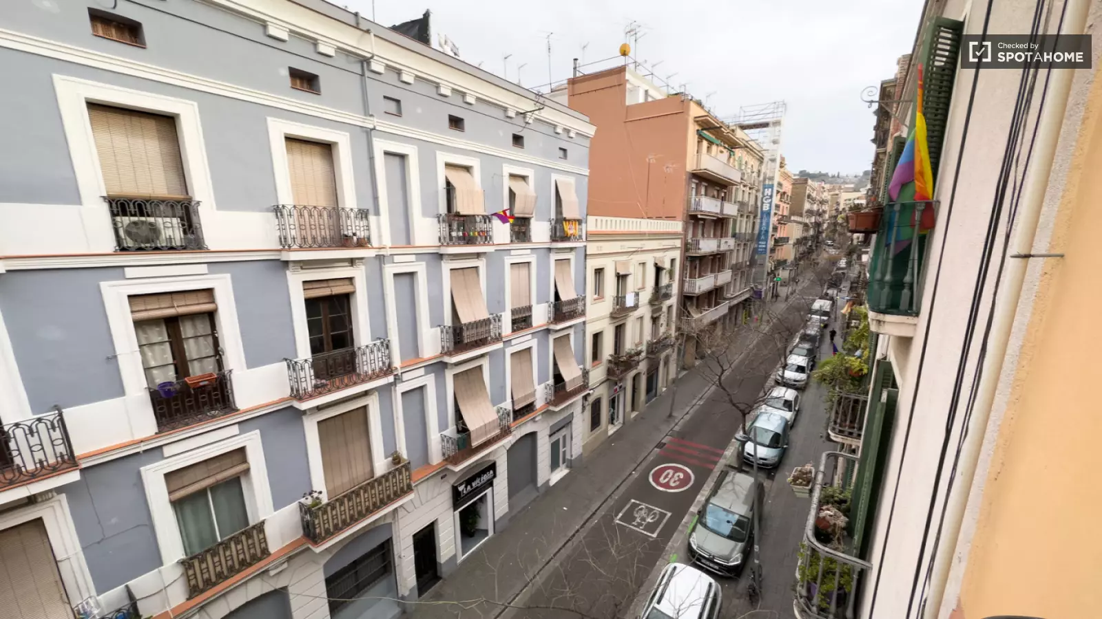 Furnished room in a shared flat in Sants-Montjuïc · 3